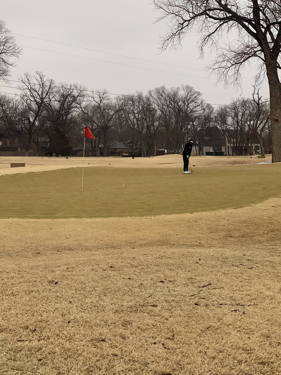 NNHS_Golf's tweet photo. When it rains our putts pour! ☔️ #wiNNtheday https://t.co/llSsOXd4YL