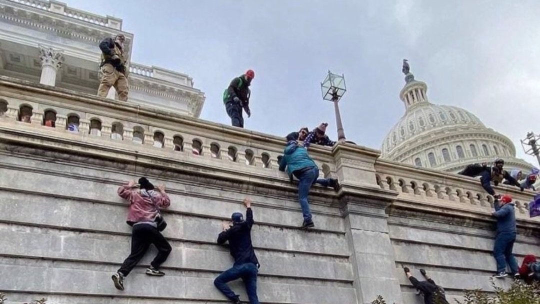 manurare_'s tweet photo. "Il populismo è il più pericoloso dei narcotici, il più potente degli oppiacei per addormentare e annientare l'intelligenza, la cultura, la pazienza e lo sforzo concettuale." - Michel Onfray.                              #Washington #CapitolHill #Trump https://t.co/7ZtQ0HZU0w