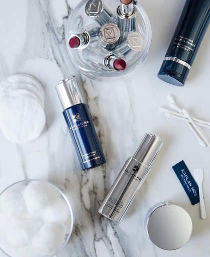 A favorite multi-action formula, the Hydrating Essence Beauty Oil is back! Developed with an exclusive blend of 8 essential oils in their purest forms, it hydrates and softens both skin and hair! 💧
SHOP NOW: rb.gy/u2zlad
#kaplanmd #wearyourbestskin #beautyoil #KMD