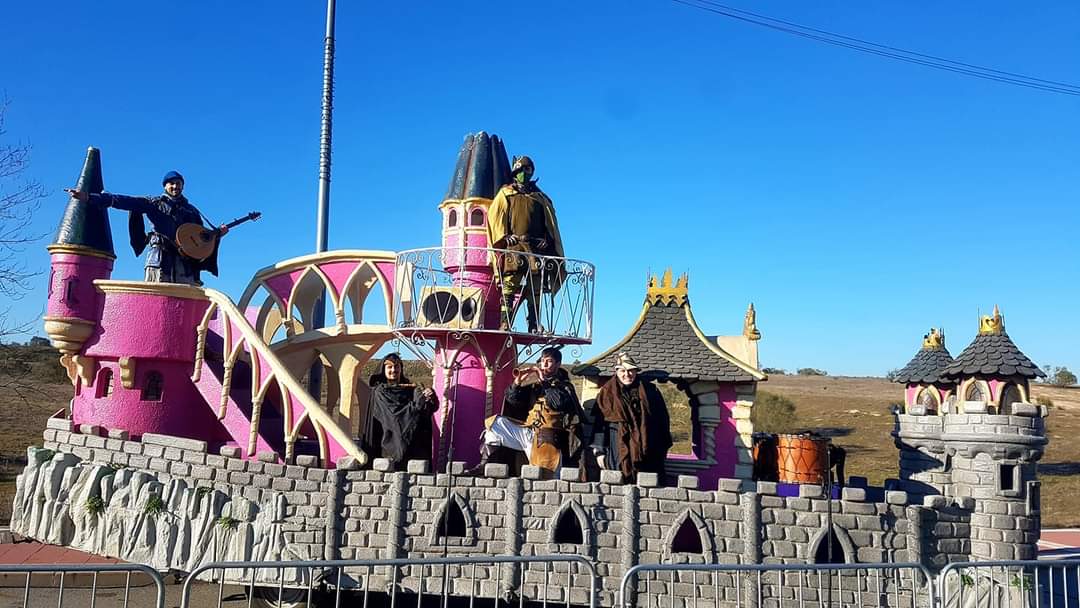 Ayer junto a sus Majestades los Reyes Magos tuvimos nuestro propio Castillo 🏰
Fue un día frío, pero disfrutamos mucho de los vecinos de Boadilla del Monte (Madrid).
La noche mágica quedó estupenda con mis compañeros de <a href="/turdionmedieval/">TurdionMedieval</a> 
#FolkMadridNorte