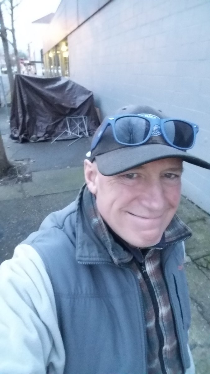 dekebridges's tweet photo. It's a rainy afternoon in Portland.
Still planning on dropping off
food where it's needed.
Stack of towels ready.
#FeedTheMass #hunger #poverty
#homelessness #KeepDreamsAlive https://t.co/G2xGfXG7Xx