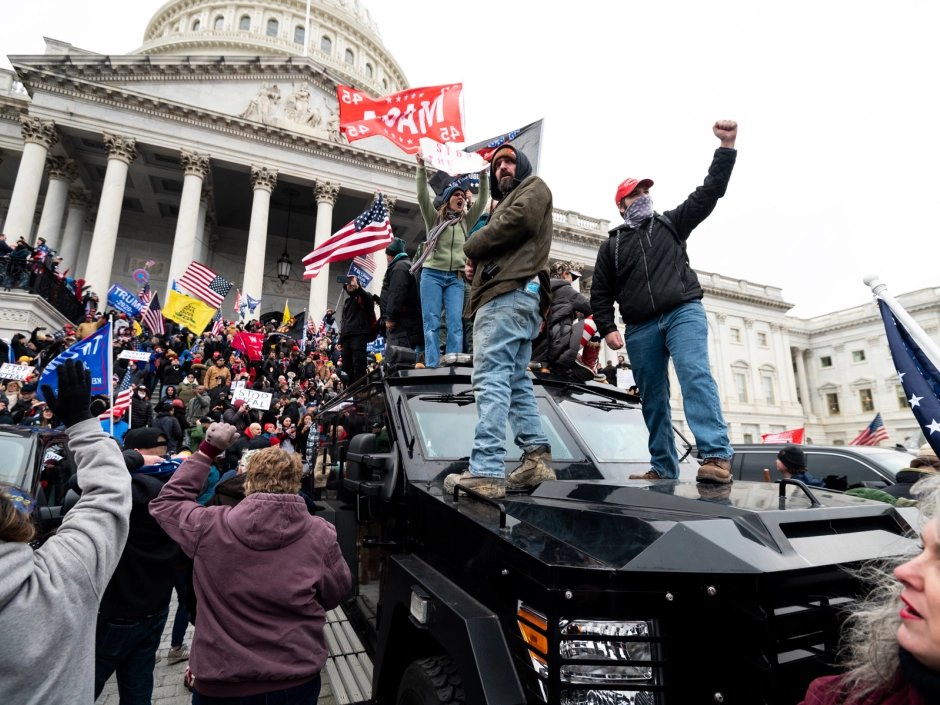 GrogdorRadio's tweet photo. It's getting increasingly difficult not to think about the fact that if these people were POC, they'd all be seriously harmed or dead by now.

#Amerikkka #CivilWar2021 #MAGAriots #MAGATerrorists #America #USA #politics https://t.co/uPuWBjIrlo