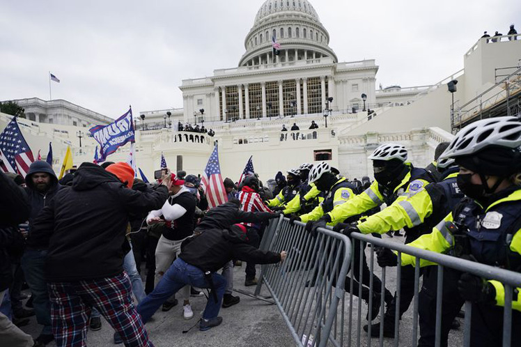 laradiodelsur's tweet photo. #06Ene EEUU: Partidarios de Trump se enfrentaron a la policía para entorpecer anuncios electorales presidenciales https://t.co/kCKV938Xxc https://t.co/5zpcMZwVHH