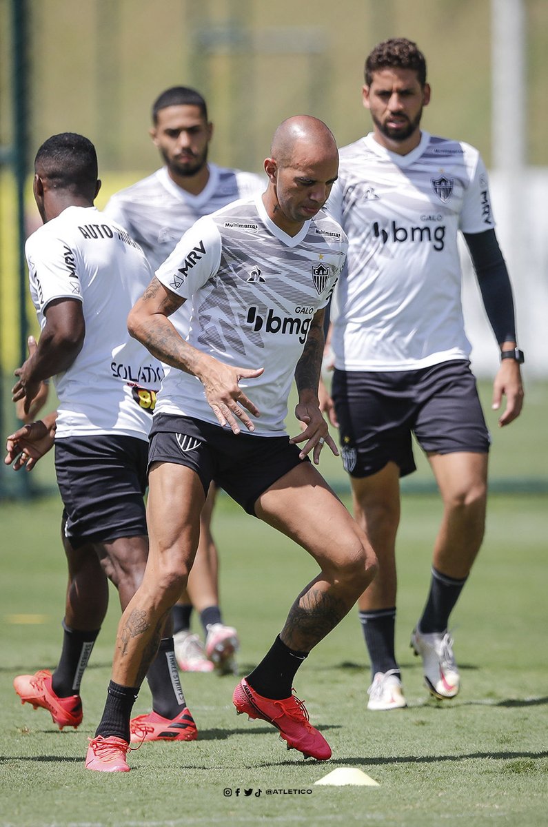 Atletico's tweet photo. 📸💪🏽⚽ Se liga no álbum de fotos do treino desta quarta-feira, na #CidadeDoGalo: https://t.co/G4DxzmEkTF

Vamos, #Galo! 🏴🏳️ https://t.co/xzTLv1xBtd