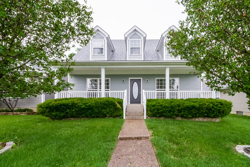 Is it too soon to be dreaming of summers filled with sweet tea on this front porch? 

Tour this #Louisville, KY home on your time: bit.ly/9607-williamsb…