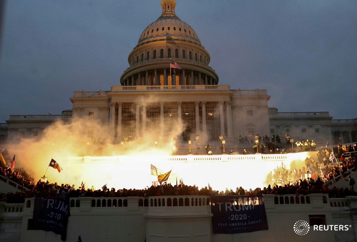La foto più incredibile e terrificante di oggi l'ha scattata un fotografo della <a href="/Reuters/">Reuters</a> 

#Washington #CapitolHill #Trump