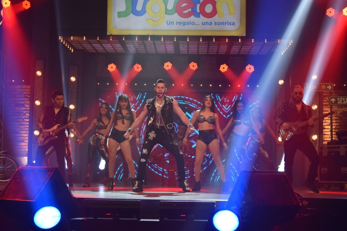 JuguetonAzteca's tweet photo. ✨Así se vivió la increíble presentación de #AlexMont y @Merengossa en el escenario de #JuguetónAzteca. https://t.co/hKETOK31cN