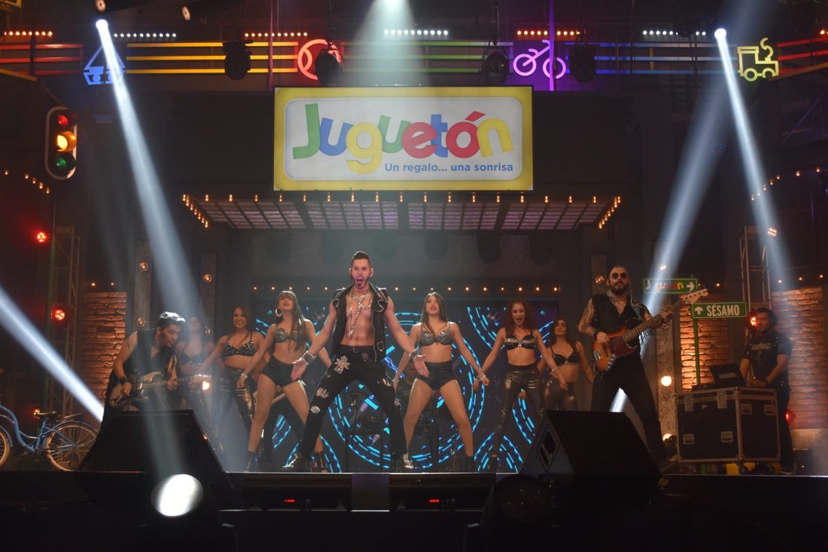 JuguetonAzteca's tweet photo. ✨Así se vivió la increíble presentación de #AlexMont y @Merengossa en el escenario de #JuguetónAzteca. https://t.co/hKETOK31cN