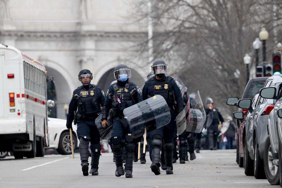 Multiple explosive devices found in DC amid Capitol chaos trib.al/sp1GcDy