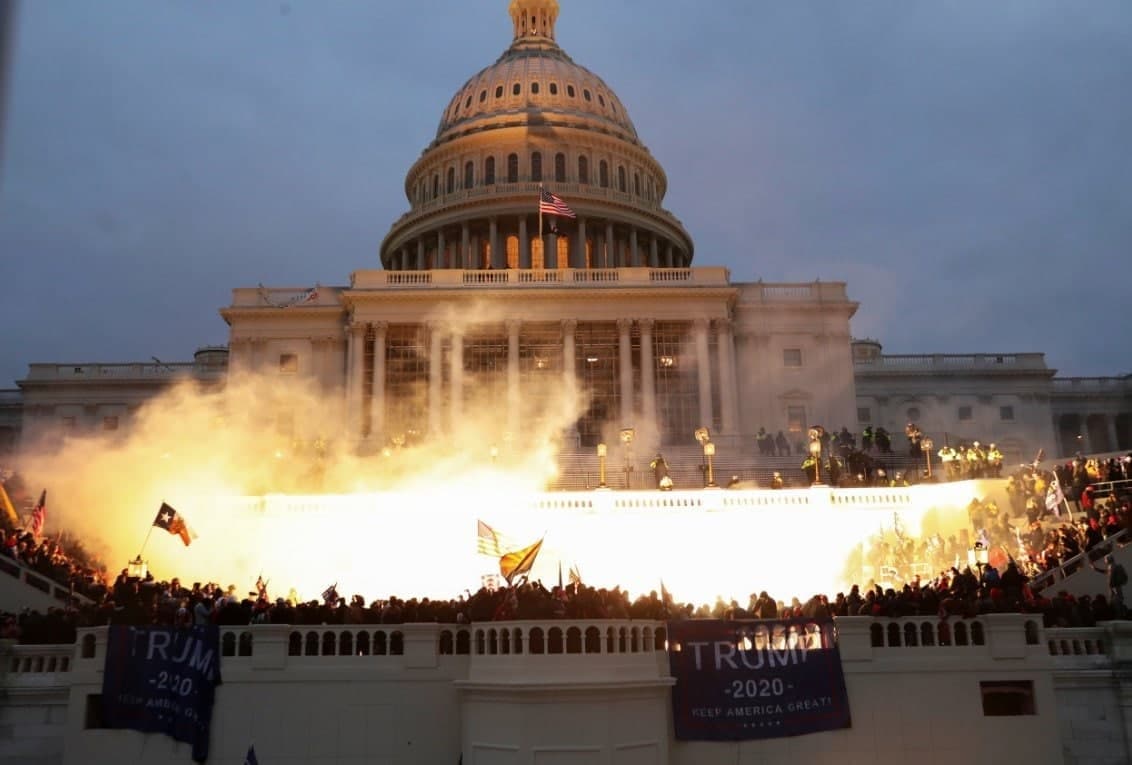 daneshjoin's tweet image. Fireworks and lighting of Trump supporters on the steps of the US Congress
#Capitol #CapitolBuilding #CapitolHill #MAGA #Amerikkka