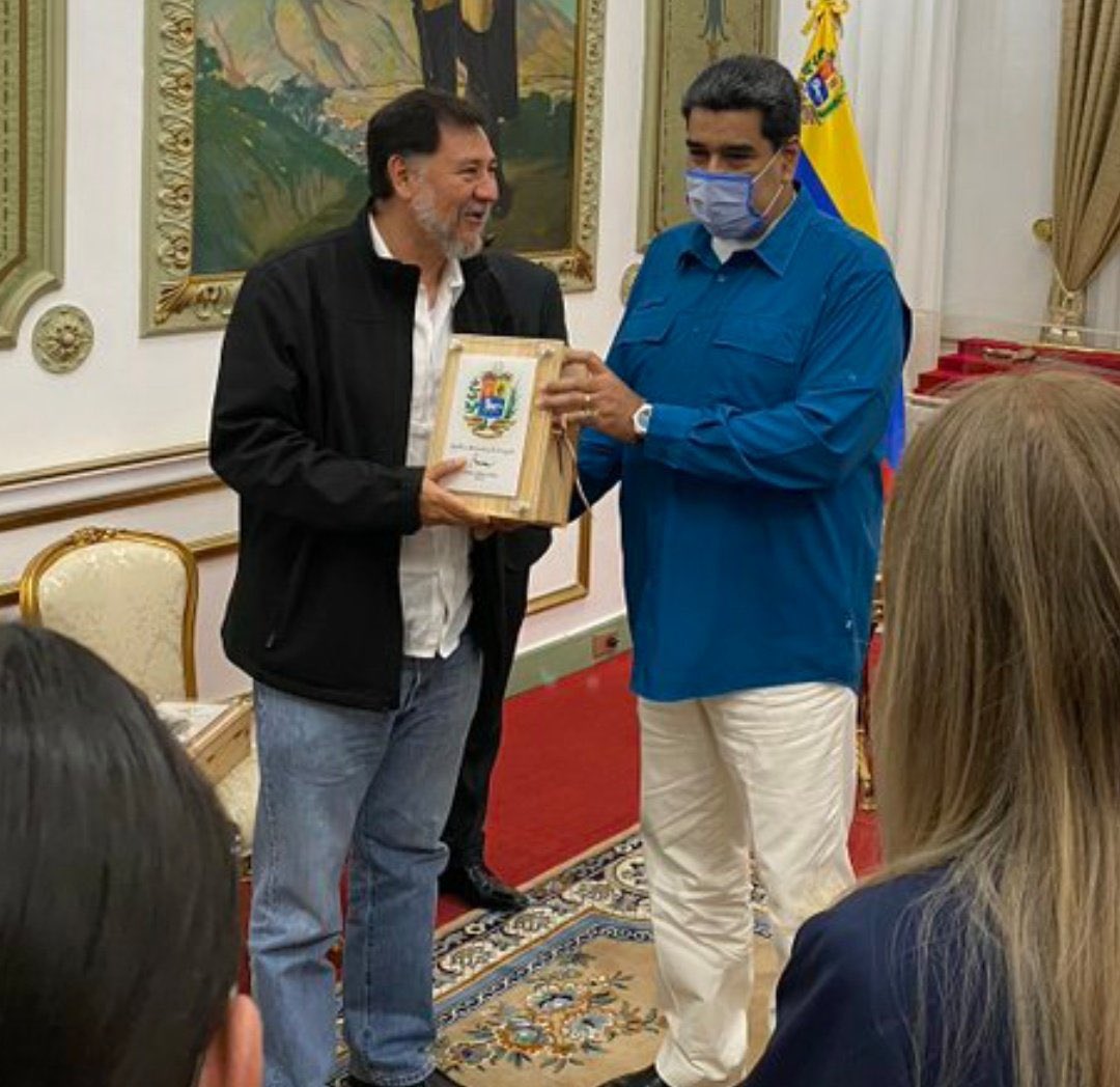 Maduro entrega despensa a persona en situación de calle...