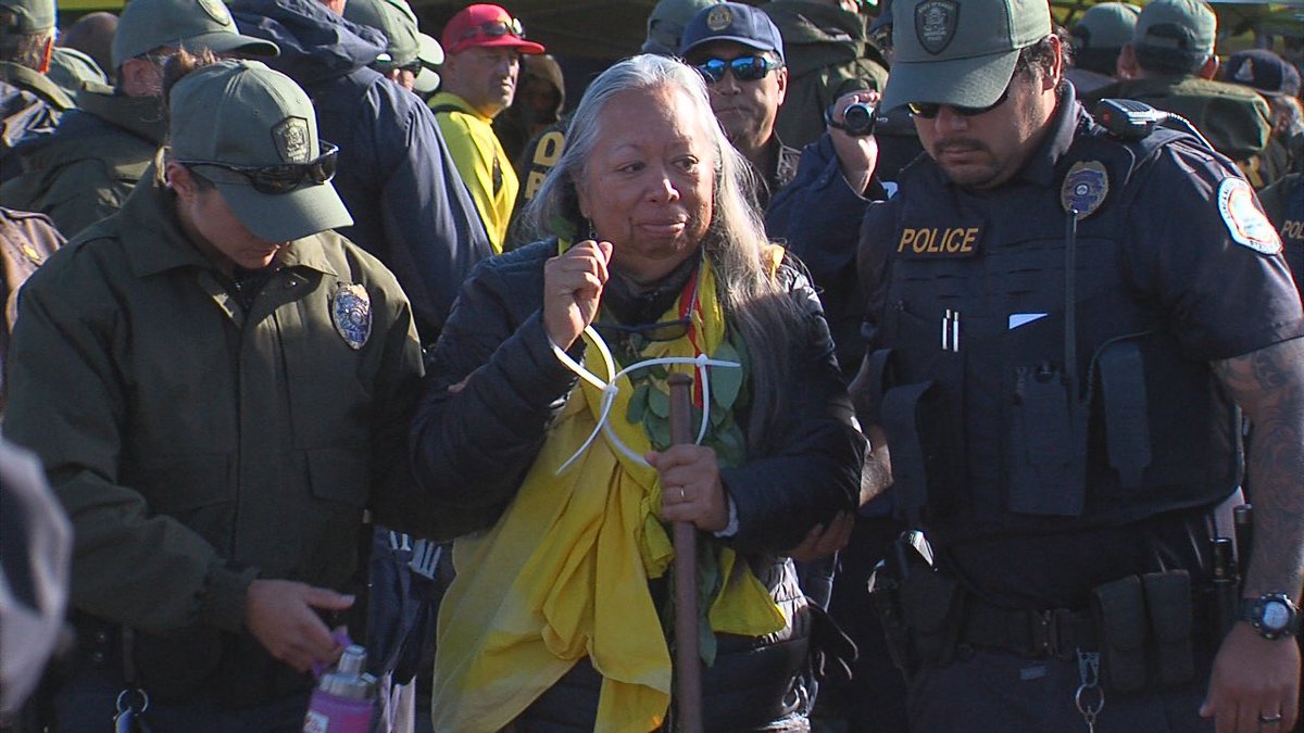 kvmahao's tweet photo. @LucasBrownEyes @Vic_Goes And lets not forget that they sent the national guard on peacful native hawaiian protestors and arrested our ancestors for protecting Mauna Kea https://t.co/UKxFOkwlqy