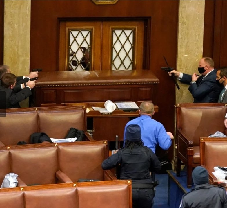 Cap10Awesome901's tweet photo. When 2021 starts with a game of Rainbow Six: Seige🎮🕹 #DC2020 #DCProtests #CapitolHill #CapitolBuilding https://t.co/xBDzRZNV1p