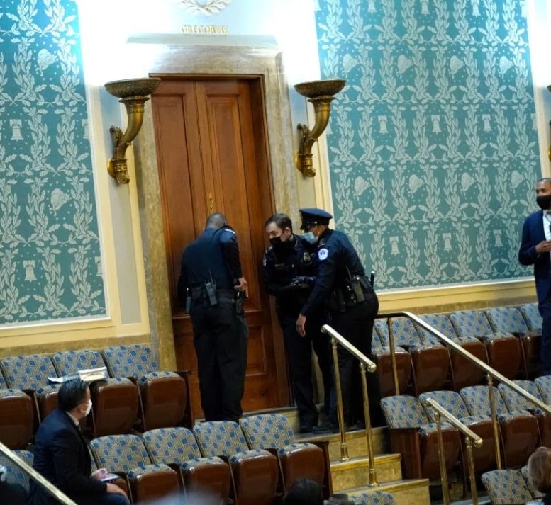 Cap10Awesome901's tweet photo. When 2021 starts with a game of Rainbow Six: Seige🎮🕹 #DC2020 #DCProtests #CapitolHill #CapitolBuilding https://t.co/xBDzRZNV1p