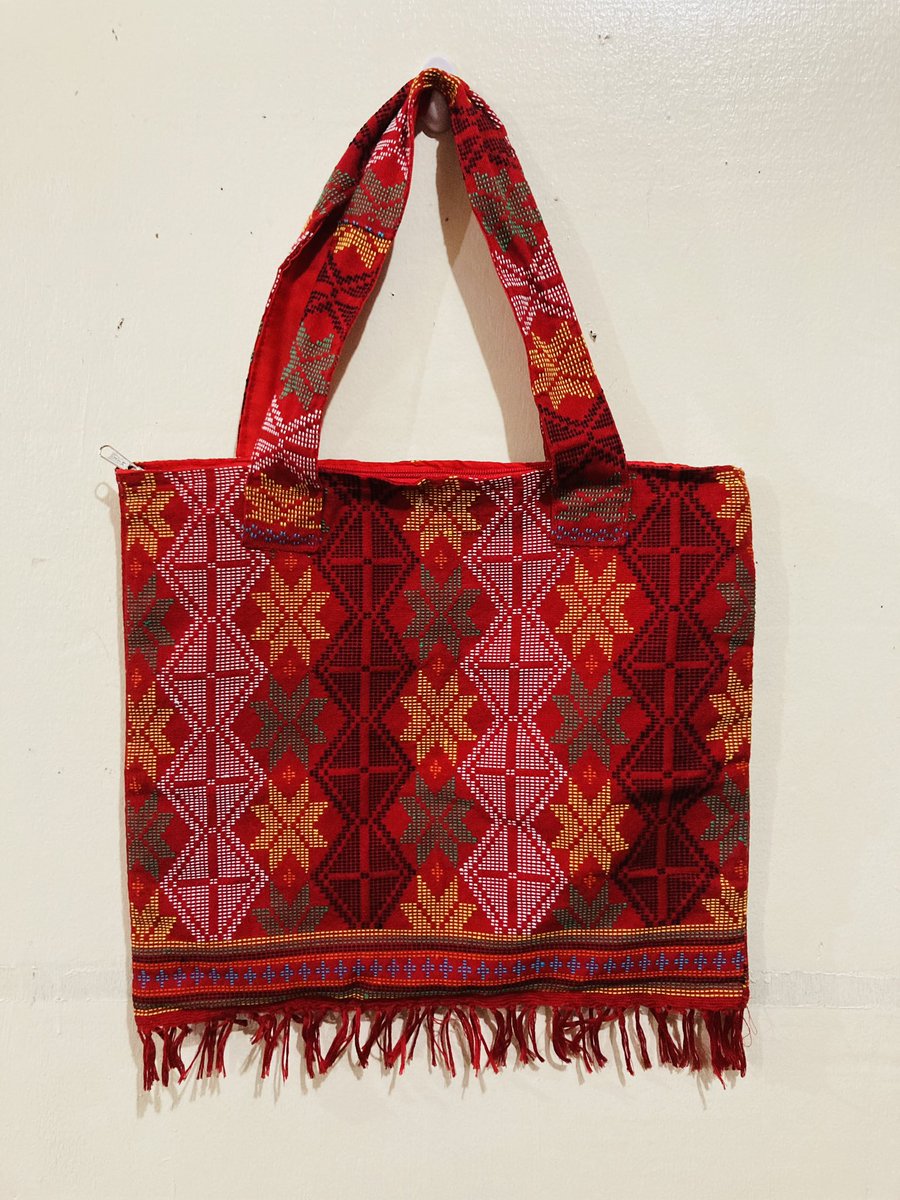 balikbatik's tweet photo. Yakan Handwoven tote bags ✨✨
These bags feature tinnenun, handwoven fabric of the Yakan ethnic group of Basilan 🤩
These unique pieces are available! 😘
#SupportLocalP #WearLocalPH https://t.co/M6UaaC22qZ