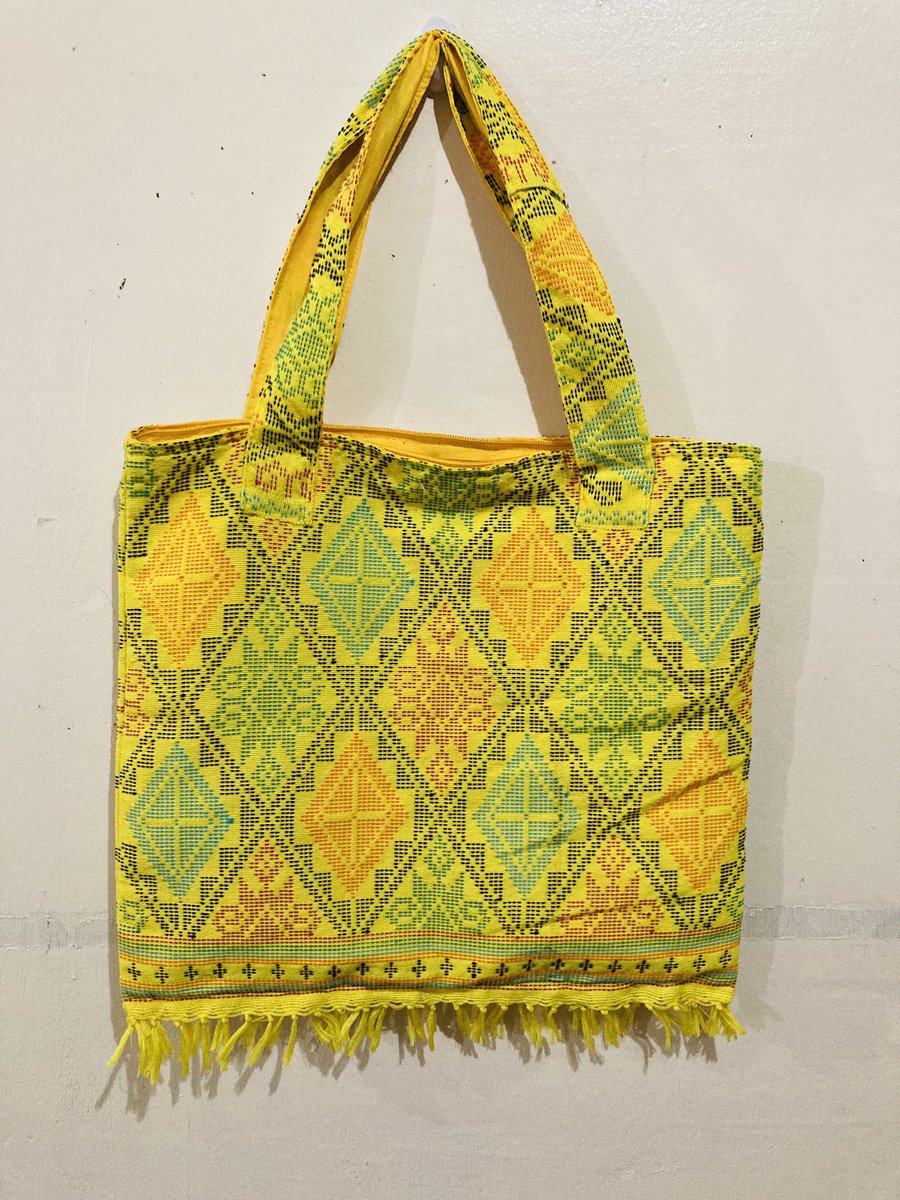 balikbatik's tweet photo. Yakan Handwoven tote bags ✨✨
These bags feature tinnenun, handwoven fabric of the Yakan ethnic group of Basilan 🤩
These unique pieces are available! 😘
#SupportLocalP #WearLocalPH https://t.co/M6UaaC22qZ