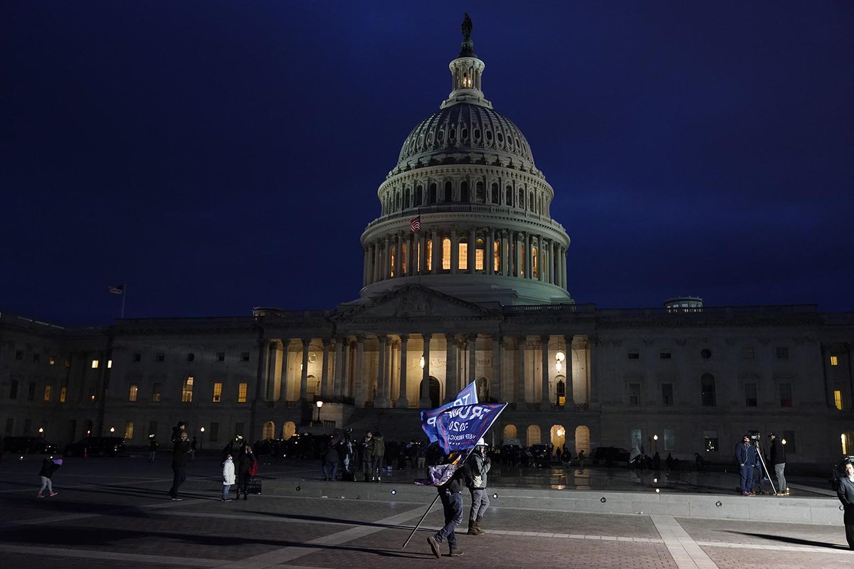 CNN's tweet photo. The Sergeant-at-Arms has announced that the US Capitol building is now secure https://t.co/t5eP5IVWPr https://t.co/daFaThp5uY