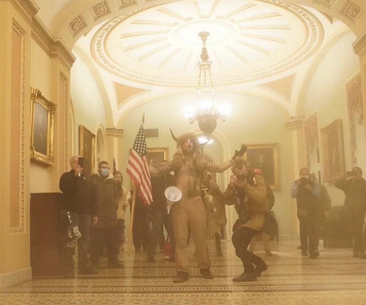 Unos locos radicales republicanos entran al capitolio (aun cuando Trump RECHAZÓ esto) y todos los progres dicen: “se perdió la democracia, que desastre”

AH, PERO CUANDO BLACK LIVES MATTER Y ANTIFA MATARON UN MONTON DE GENTE Y QUEMARON CIUDADES ENTERAS, AHI NO ABRIERON LA JETA