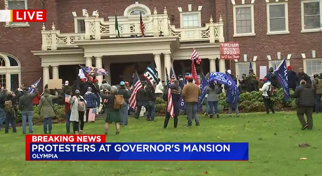 MapProtests's tweet photo. Protesters just broke through the gates of the governor's mansion in Olympia https://t.co/jkoLux7aoj via @KIRO7Seattle #Washington https://t.co/Qhg1wv33te