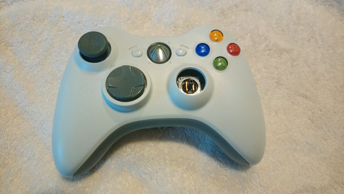 JanelleWaz's tweet photo. So over the weekend, the right joystick cap on my Xbox 360 controller broke. So rather than buy a new controller, I set out to buy new caps and replace both joystick caps. And while I was at it, I gave the case & buttons a nice bath.
#ConsoleRepair #ControllerRepair #XBox360 https://t.co/p4gKMZr82O