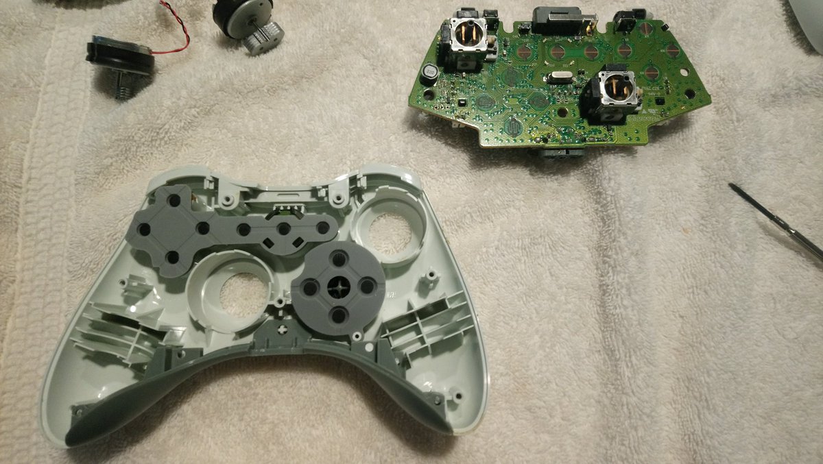 JanelleWaz's tweet photo. So over the weekend, the right joystick cap on my Xbox 360 controller broke. So rather than buy a new controller, I set out to buy new caps and replace both joystick caps. And while I was at it, I gave the case & buttons a nice bath.
#ConsoleRepair #ControllerRepair #XBox360 https://t.co/p4gKMZr82O
