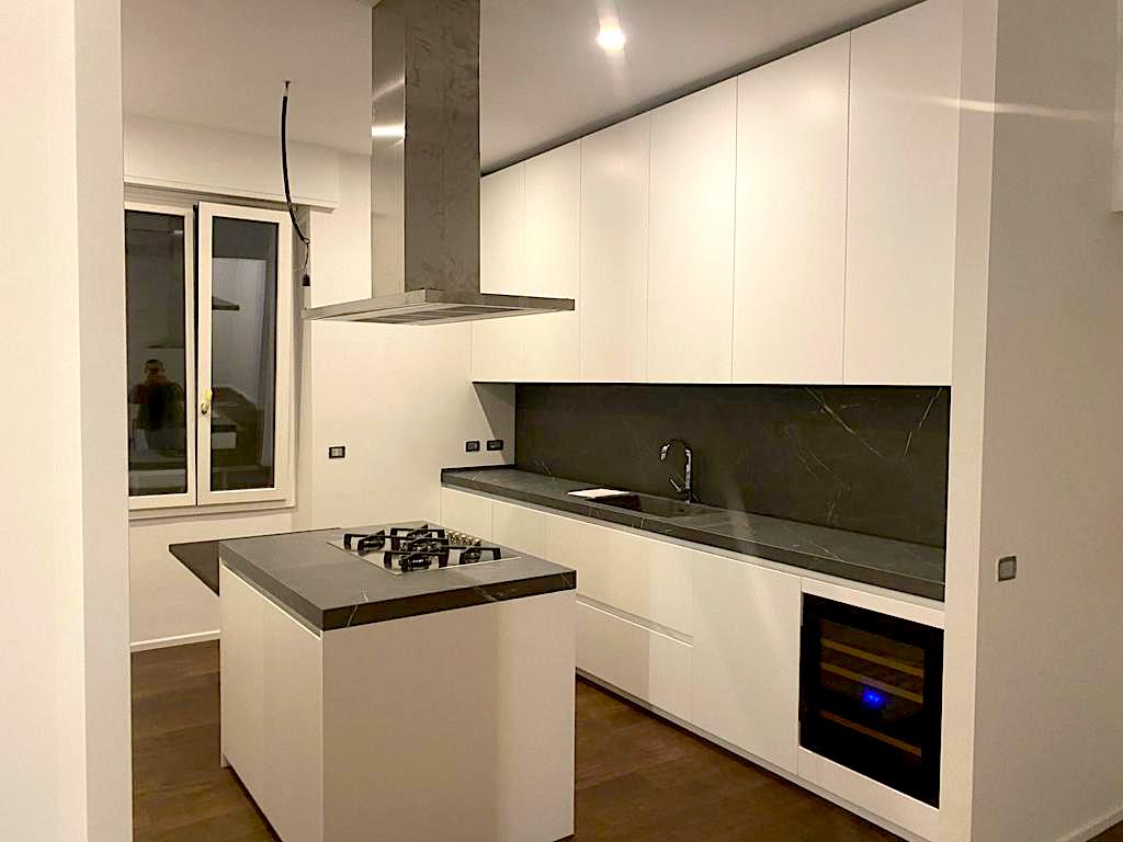 L2Gshop's tweet photo. Nel centro di #Milano abbiamo installato questa #cucina #Binova modello #Bluna laccato bianco opaco con top in #gres #charming #amber e tavolo in rovere grigio #Londra.
#Showroom #BinovaMilano via Durini 17 ang. Gall. #Strasburgo 3
https://t.co/7L3D2CtOTW https://t.co/VujbCDnR9F