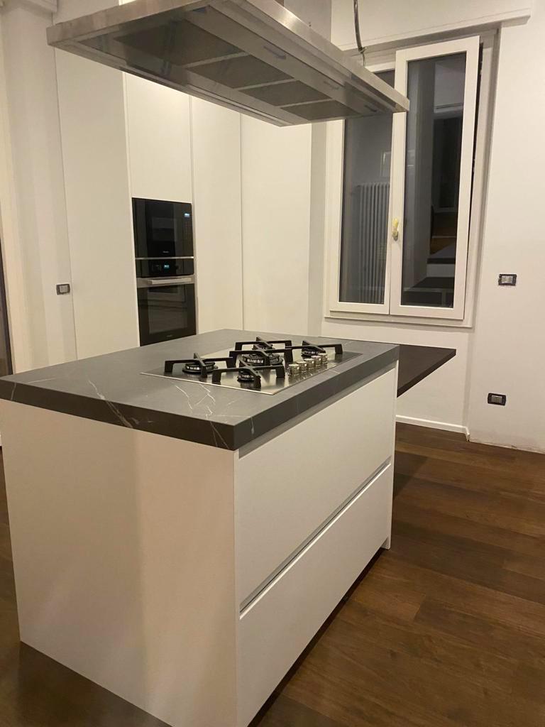 L2Gshop's tweet photo. Nel centro di #Milano abbiamo installato questa #cucina #Binova modello #Bluna laccato bianco opaco con top in #gres #charming #amber e tavolo in rovere grigio #Londra.
#Showroom #BinovaMilano via Durini 17 ang. Gall. #Strasburgo 3
https://t.co/7L3D2CtOTW https://t.co/VujbCDnR9F