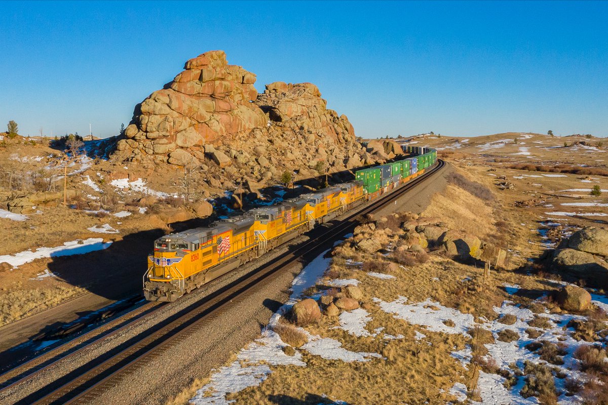 844useonly's tweet photo. Class Act on the Overland Route #unionpacific #buildingamerica #america #railphotography #railroadphotography #wyoming #overlandroute #shermanhill #railpictures #trainphotography #logistics #commerce #intermodal #transcon150 #transcontinentalrailroad #transcon https://t.co/IcoZzTsleG