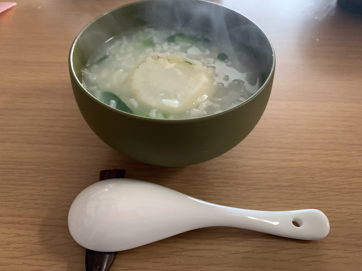 あけましておめでとうございます！

七草粥好きで毎年食べるんだけど昨日友達から七草粥は朝食べるんだよって教えてもらったからしっかり朝に食べました☀️

今年も大病なく健やかに過ごせますように！