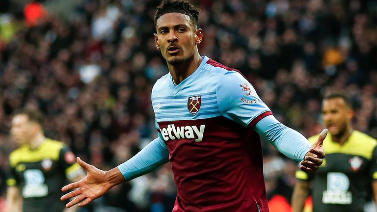 Reports are suggesting Sebastian Haller may be on his way to Ajax this January.Here are some potential signings that could replace him A THREAD: