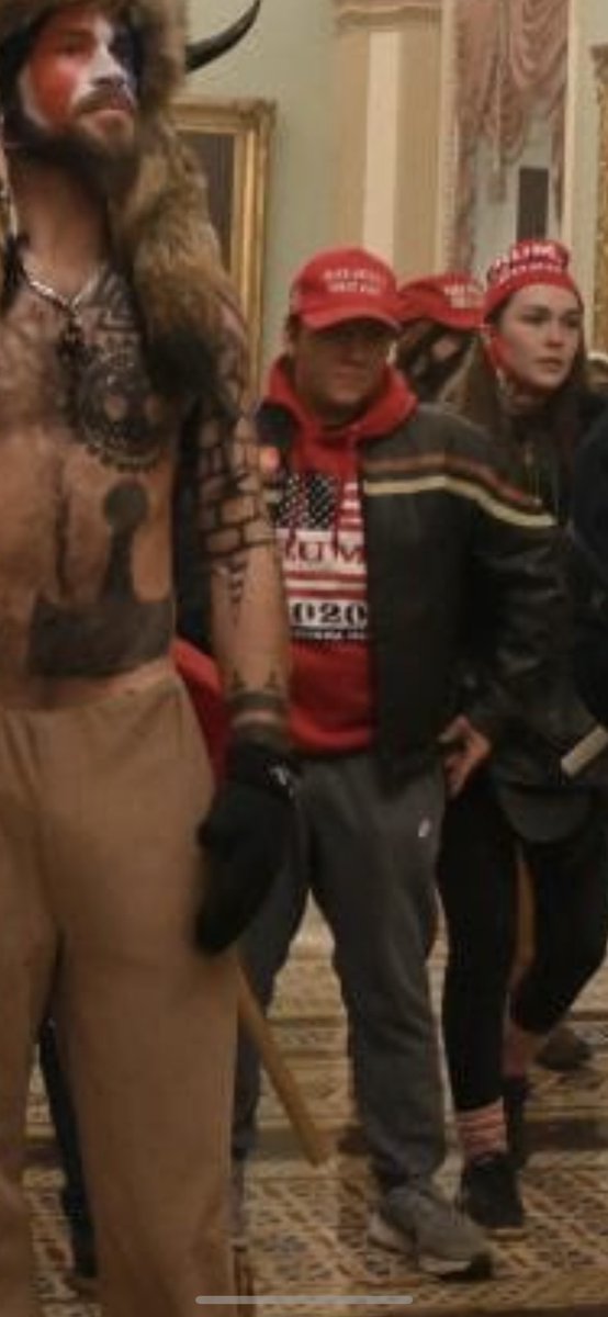 Það er margt slæmt í gangi á þessari mynd, það versta er þó að það skuli ennþá einhver ganga í þessum leðurjakka