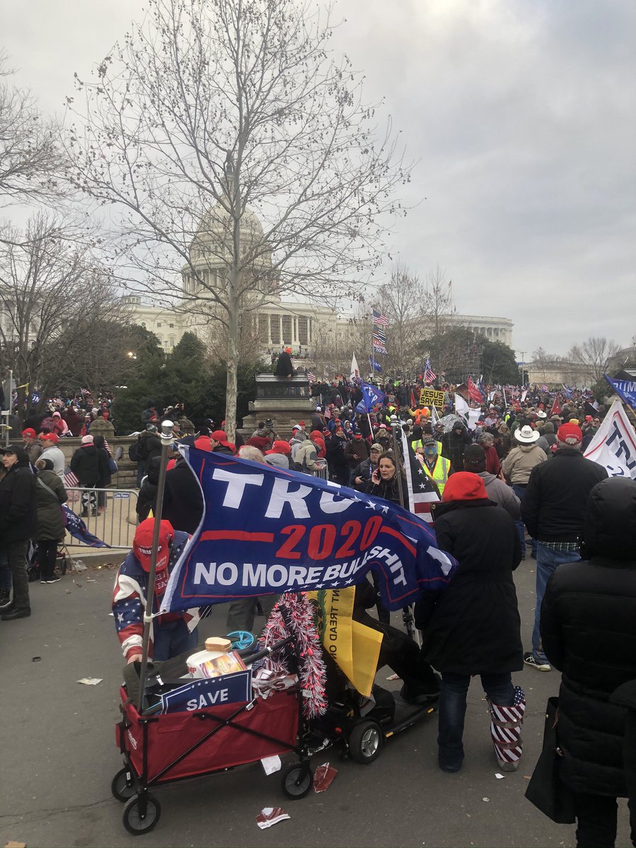 "Wenn Donald Trump nicht im Amt bleibt, werden wir nicht mehr friedlich demonstrieren," sagen mir mehrere Trump Anhänger vor dem #CapitolBuilding. Mehrere sprechen von Blutvergießen, davon dass sie kämpfen würden. Es sei Zeit für Revolution, 2021 wie 1776.