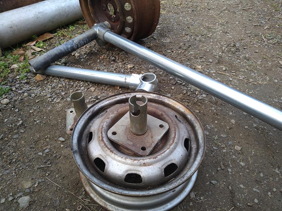 趣味工作の便利屋 山成則之 朝からこんな妄想 麦踏み用ローラーの検討中 車輪をどうやって止めるかな 単管パイプ用の固定ベースを使うのが安上がりですかね