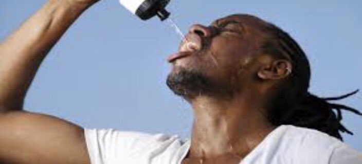 ifasxsafi's tweet photo. @antoineghz @pouupiya Je bent thirsty bro drink een beetje water #dorstig https://t.co/nnTWSl621E
