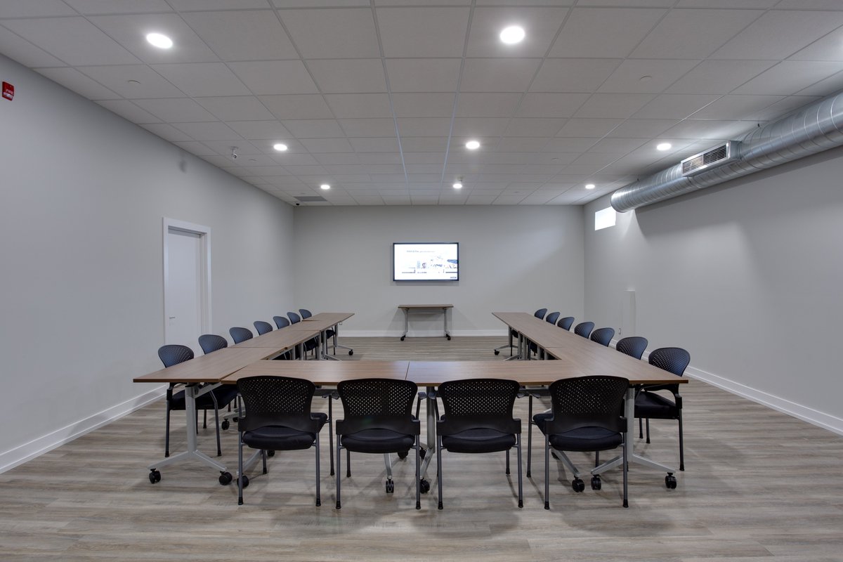 Placeuse's tweet photo. This brand new event center in #Toronto can be rented by the hour for meetings, team offsites, and small events. 💻

#meeting #venue #offsite #open #space https://t.co/AMSQ83b9m0