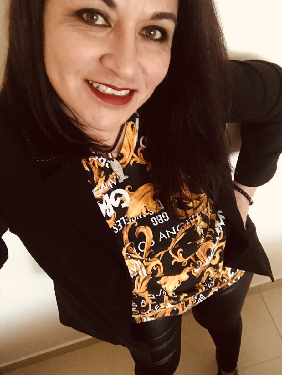 _SusySotelo's tweet photo. Estrenando mi regalo de Reyes ❤️ Ando bien #ElJefeManda Si me va 😏 Gracias @j_medina37 por ese detallazo y poner este corazoncito contento Eres un sol https://t.co/FP6zTVeH42