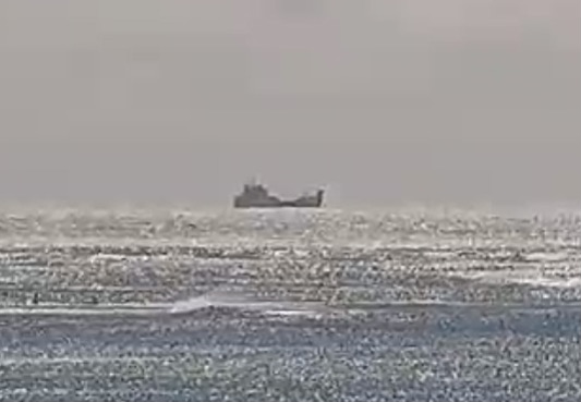 WarshipCam's tweet photo. USAV General Brehon B. Somervell (LSV3) General Frank S. Besson-class logistics support vessel off of Honolulu, Hawaii - January 6, 2021 #generalbrehonbsomervell #lsv3 https://t.co/sKZZwbqxVv