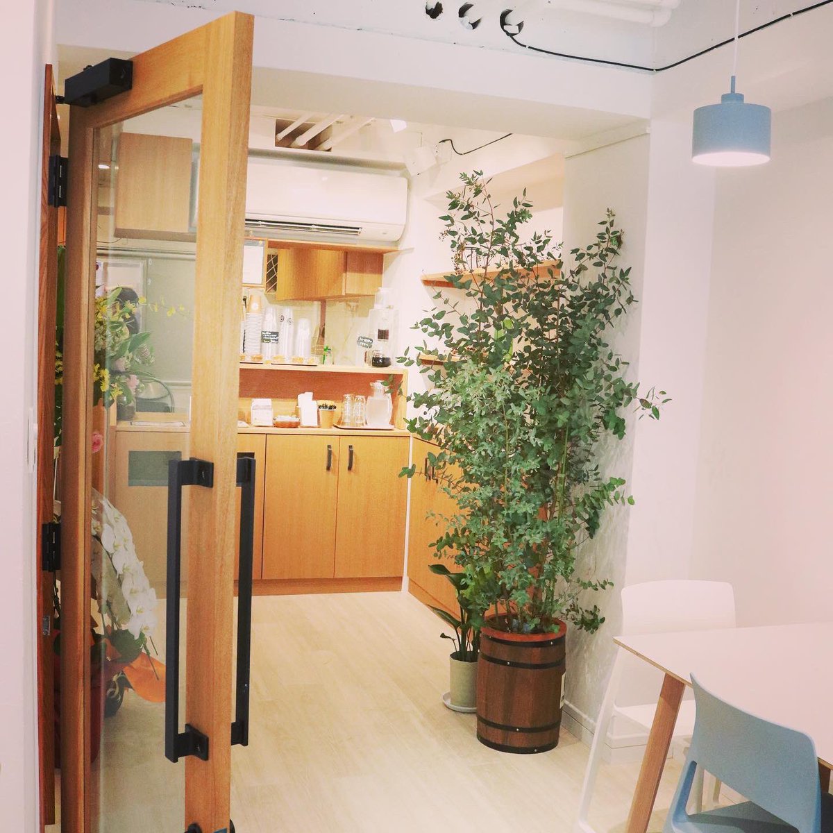 sooon_co_jp's tweet photo. ☕︎Sooon予約で100円割引特典付☕︎

【京橋】ギャラリーの2Fに佇む隠れ家カフェ

99COFFEE（ナインティーナインコーヒー）

東京メトロ京橋駅6番出口から徒歩2分

https://t.co/X2qgjHy3F3 https://t.co/VLyPpJ2NpE