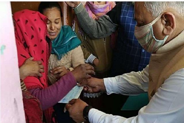 punjabkesari's tweet photo. जनरल वीके सिंह ने मुरादनगर पीड़तिों को 10-10 लाख रुपए की सहायता राशि के चेक बांटे
https://t.co/nPE0VxC7Am

#GhaziabadNews #UttarPradeshinHindiNews #UttarPradeshPolice #GovernmentofUttarPradesh #Muradnagaraccident #Muradnagardist https://t.co/qeptvPvNlZ