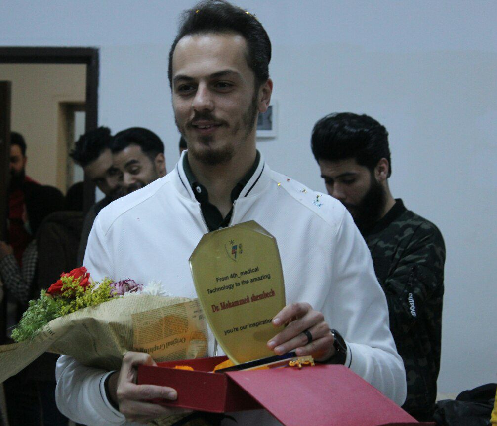 cRZs0CaJFTJci0M's tweet photo. إلى الدكتور والمعلم  الذي أعطانا الكثير، إلى من روى وسقنا  بعلمه وثقافته، إلى من ضحّى بوقته وجهده، ونال في النهاية ثمار هذا التعب، لك كل الشكر والتقدير على جهودك الثمينة💙

د.محمد شمبش 💫

@AlTadaruk https://t.co/Zwt7Bgeoi2
