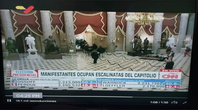 StePozzebon's tweet photo. This is something I'd never expect to see... #Venezuela's @VTVcanal8 re-broadcasts the images of @CNNEE (which is blacked in #Caracas) to show the events today in #WashingtonDC. 
#ElMundoAlReves #ThisIsVzla https://t.co/s1L5O62a5R