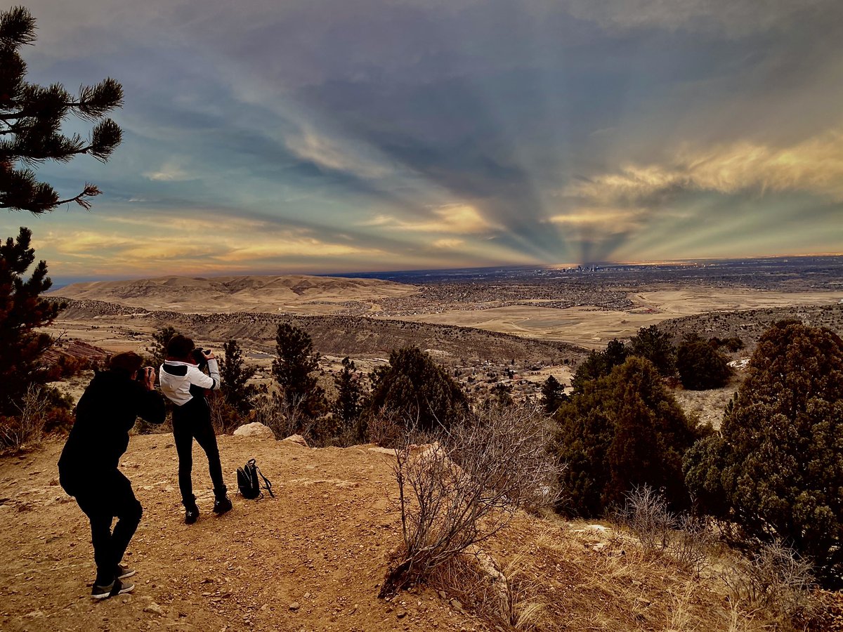 CEOTara's tweet photo. Outside focus 💫 had our cameras clicking on Sunday!
Check out the rays right on downtown Denver! 🌇 - with @DillonFilmPhoto #denversunset #bizarresunset #morrisonco #mountfalcon #castletrailloop https://t.co/mkqhUddolu