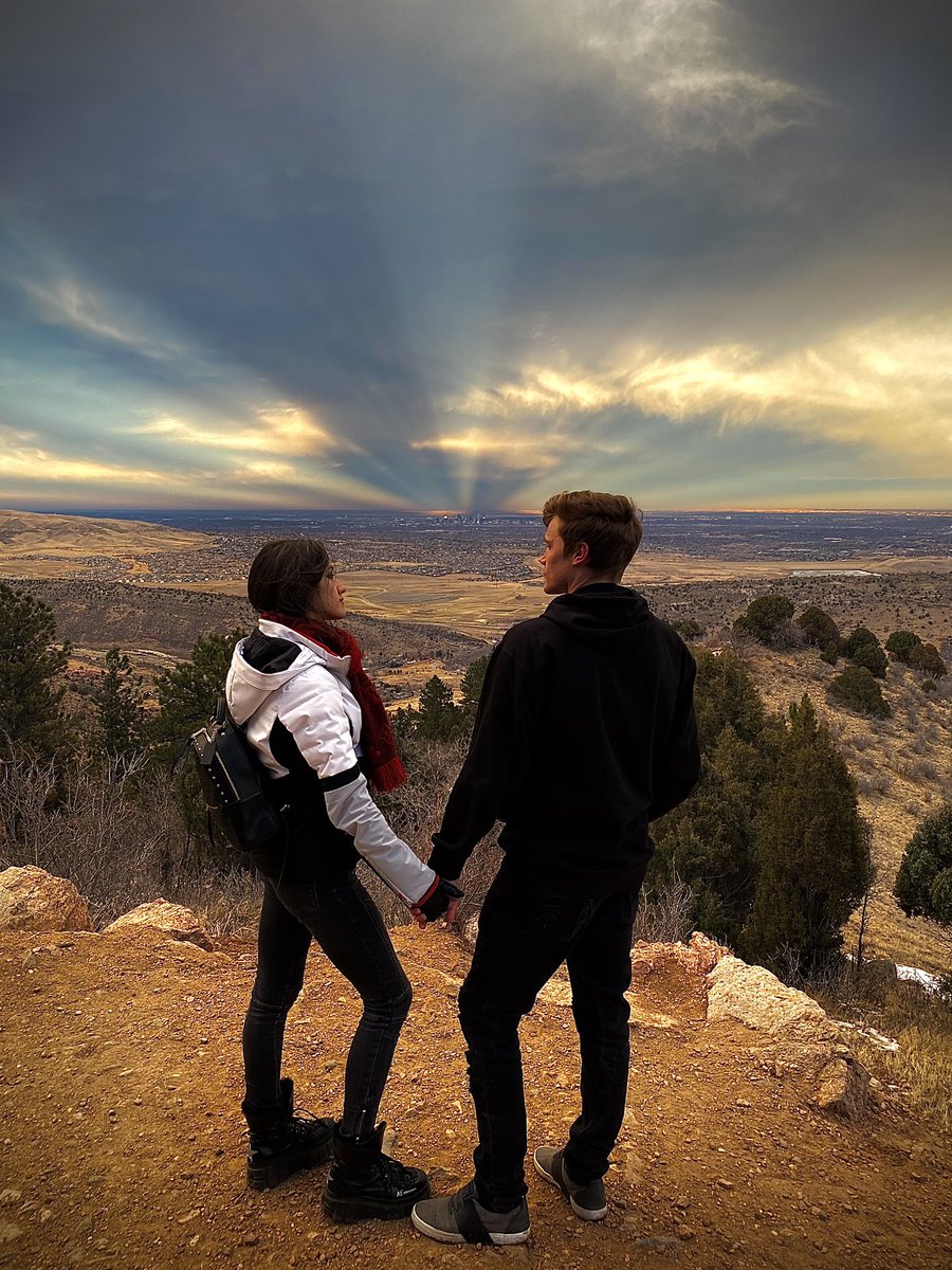 CEOTara's tweet photo. Outside focus 💫 had our cameras clicking on Sunday!
Check out the rays right on downtown Denver! 🌇 - with @DillonFilmPhoto #denversunset #bizarresunset #morrisonco #mountfalcon #castletrailloop https://t.co/mkqhUddolu
