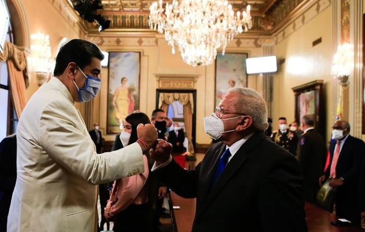 GinaaRss's tweet photo. Maduro y su sirvienta. Uy no que horrible la gente arrastrada https://t.co/uuJQBB7rEe