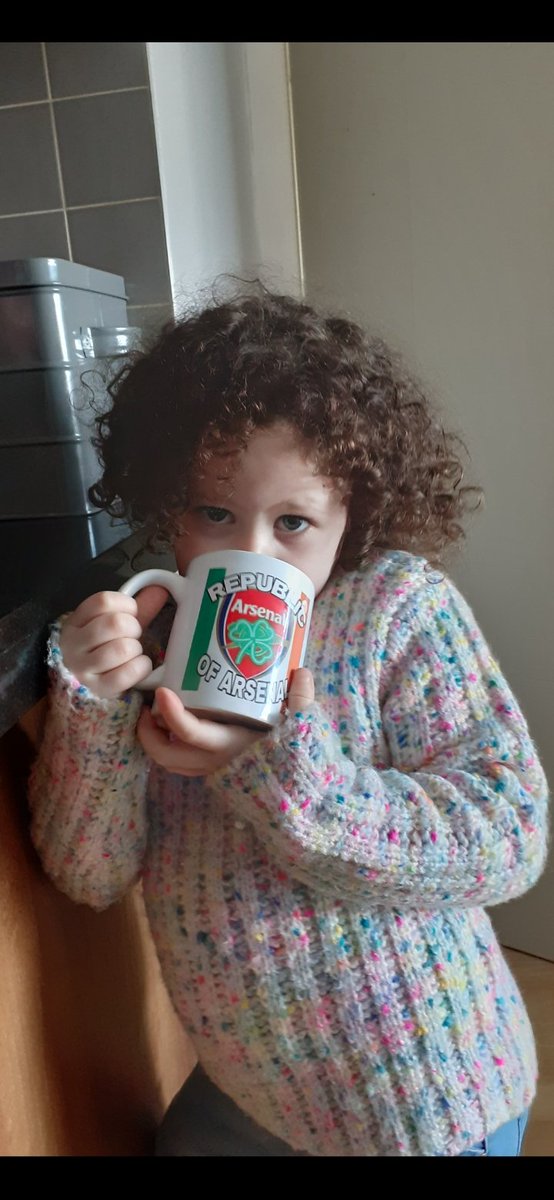 RepofArsenal's tweet photo. Matteo Guendouzi approves of the new mug.... shes gonna kill me when shes older 😂 #daughter #Guendouzi #curley #coyg #mug #tea https://t.co/P2BYUuQVyr
