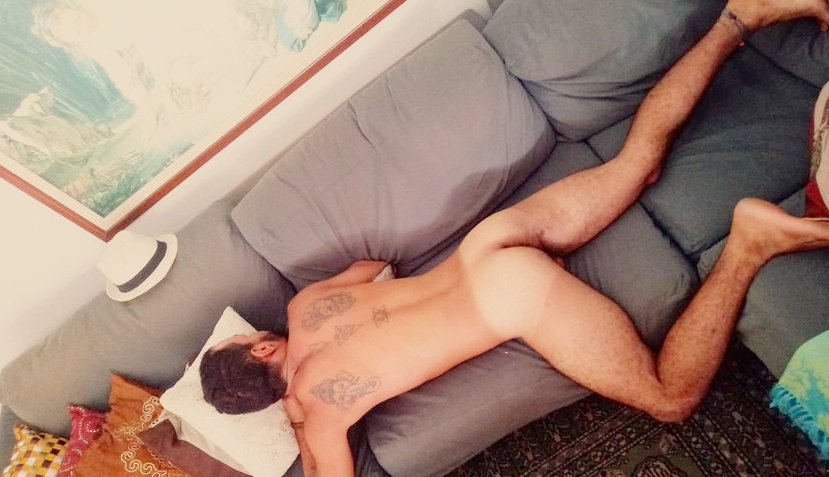 Lucplinio's tweet photo. Primeiro nude de 2021 
" Imagina chegar na sua casa e encontrar um boy desses no sofá 🍑" https://t.co/YiBWO4Oo9u