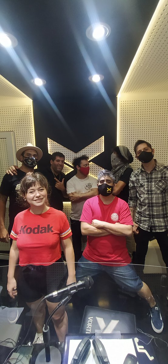 LInimputables's tweet photo. Clan Farsante//Entre sevillanas y Los inimputables hicieron un programón de miércoles en @RosarioVorterix ! https://t.co/r5w7LVX4Vq