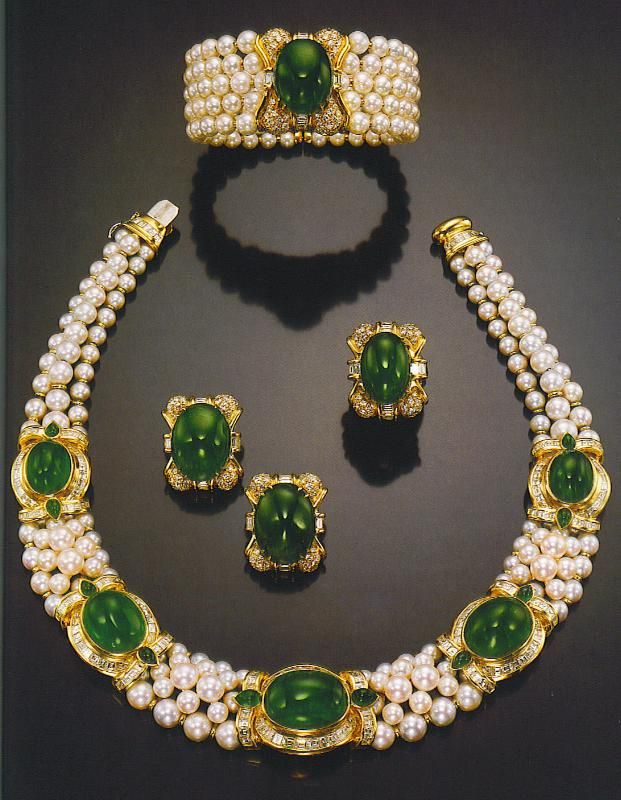 A suite from Bulgari; wouldn't stake my life on those being emeralds, but they might be. (It's not a parure until there's a tiara.)