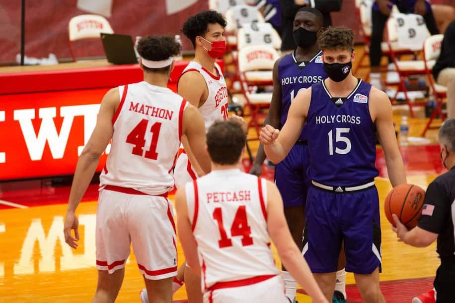 <本日の一枚/百聞は一見に如かず> 
アメリカの特にリベラルが強い州・エリアではコロナの感染者爆増を受け、マスク着用での試合実施が開始されている。

学業面で権威ある両校の対戦となった、ボストン大対ホーリークロス大の男女バスケの試合でもそれが実行されている。これが今後のトレンドか？