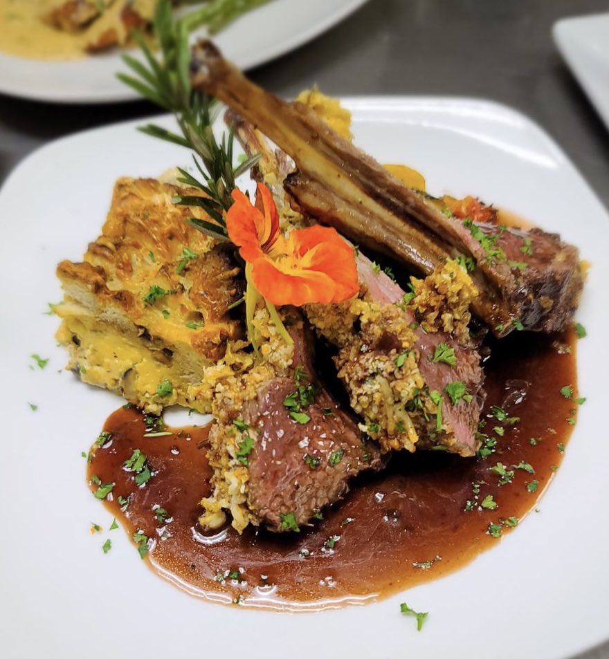 TriosLR's tweet image. Macho fern on our patio this 6th day of January. It likes this protected spot. Come visit it!
Oh... and have some lamb while you’re at it.